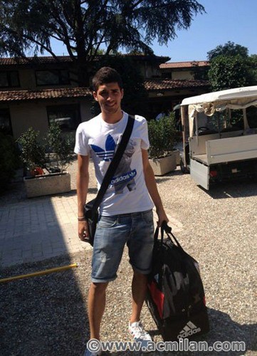  Milanello gets crowded for #raduno2012! Here is the red&black "catwalk"!