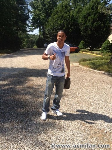  Milanello gets crowded for #raduno2012! Here is the red&black "catwalk"!