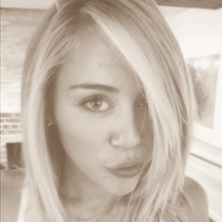  Miley goes blonde<333