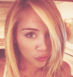  Miley goes blonde!<333333