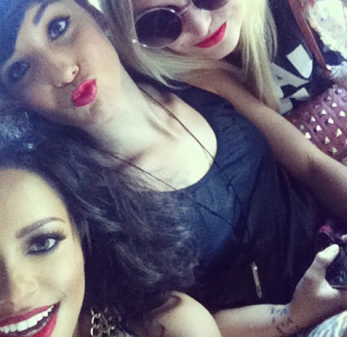  New personal fotografia of Candice with Kat Graham and friend.