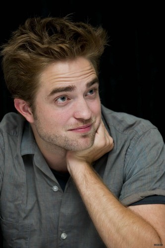 Photos of Rob at the "Twilight Saga: Breaking Dawn, part 2" press conference at SDCC 2012 .