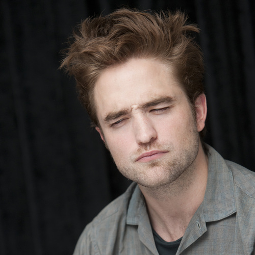  fotografias of Rob at the "Twilight Saga: Breaking Dawn, part 2" press conference at SDCC 2012.