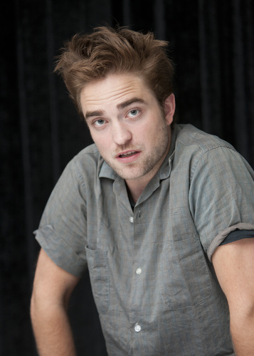  fotografias of Rob at the "Twilight Saga: Breaking Dawn, part 2" press conference at SDCC 2012.