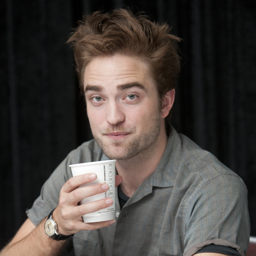  фото of Rob at the "Twilight Saga: Breaking Dawn, part 2" press conference at SDCC 2012.