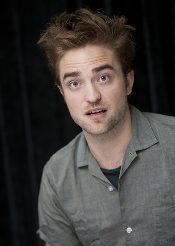  照片 of Rob at the "Twilight Saga: Breaking Dawn, part 2" press conference at SDCC 2012.