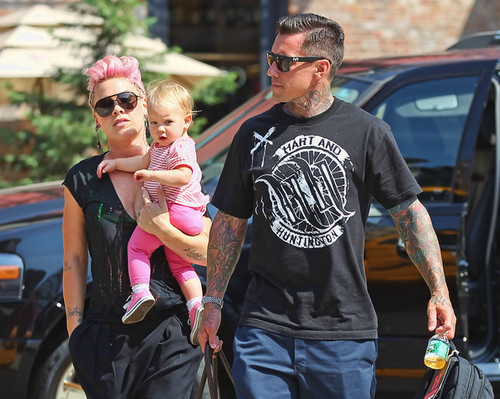  berwarna merah muda, merah muda And Carey Take Willow Out In New York [July 11, 2012]