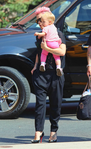  berwarna merah muda, merah muda And Carey Take Willow Out In New York [July 11, 2012]