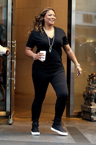  퀸 Latifah is spotted leaving her hotel in New York City carrying a coffee [July 11, 2012]