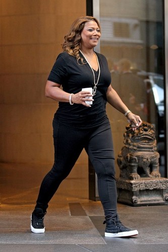  কুইন Latifah is spotted leaving her hotel in New York City carrying a coffee [July 11, 2012]