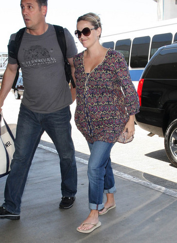  Reese Witherspoon and Jim Toth Catch an LAX Flight