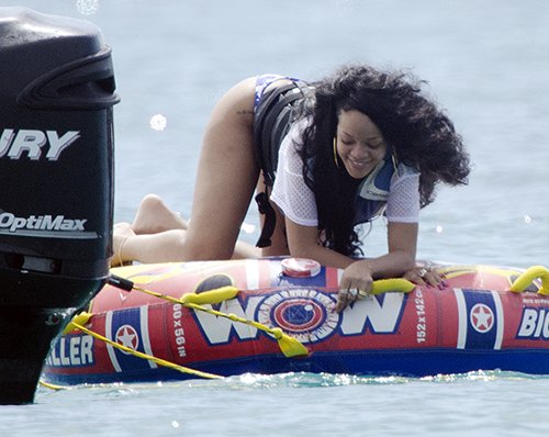  Rihanna out tubing and drinking with vrienden in Barbados