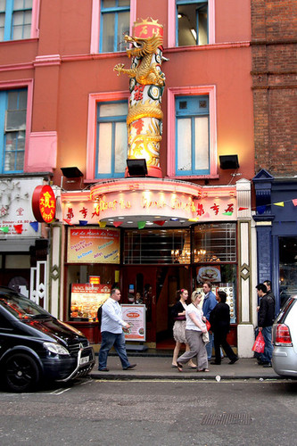  Sean Paul Gets रात का खाना in Chinatown [June 26, 2012]