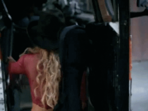  Shakira in 'Underneath Your Clothes' muziki video
