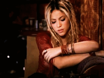  Shakira in 'Underneath Your Clothes' muziek video