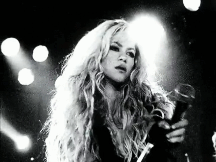  Shakira in 'Underneath Your Clothes' Musik video