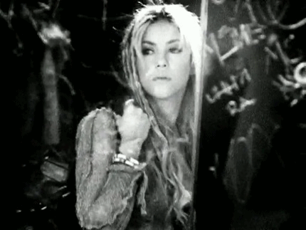  Shakira in 'Underneath Your Clothes' Muzik video