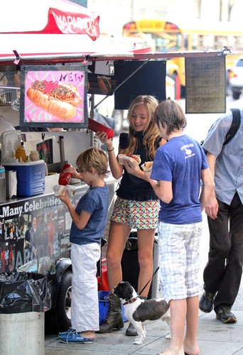  Zachary Gordon And Peyton فہرست Getting Japadog In Vancouver