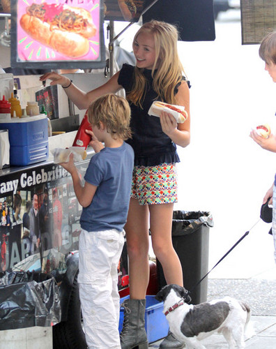  Zachary Gordon And Peyton lijst Getting Japadog In Vancouver