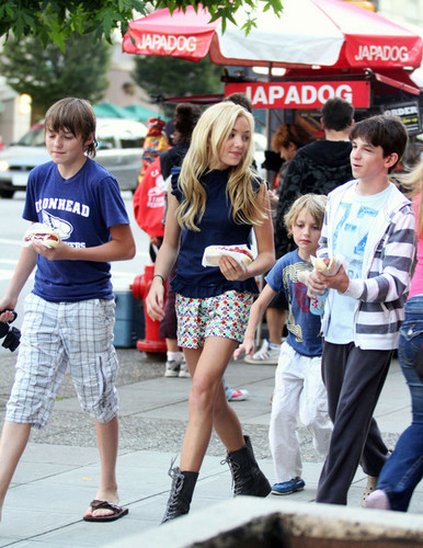  Zachary Gordon And Peyton lijst Getting Japadog In Vancouver