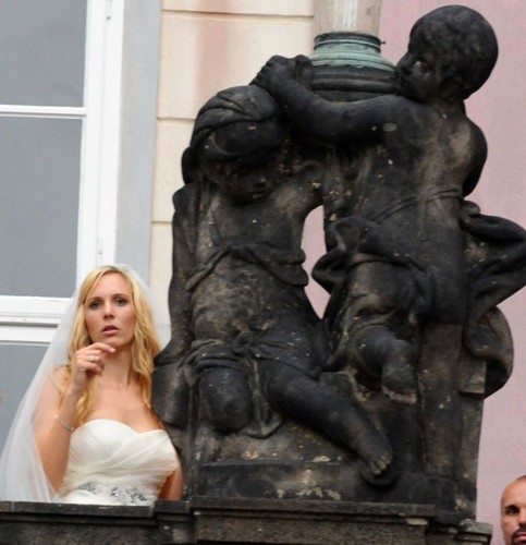  statue and Nicole Vaidisova