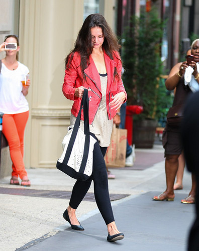  Katie Holmes Heads to Spin Class [July 18, 2012]