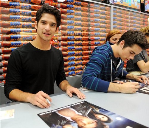  MTV's "Teen Wolf" चोटी, शीर्ष Cow Booth Signing at Comic-Con