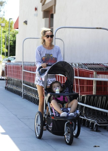  Ashley - Grocery shopping with her niece Mikayla at Trader Joe's in Toluca Lake - July 17, 2012