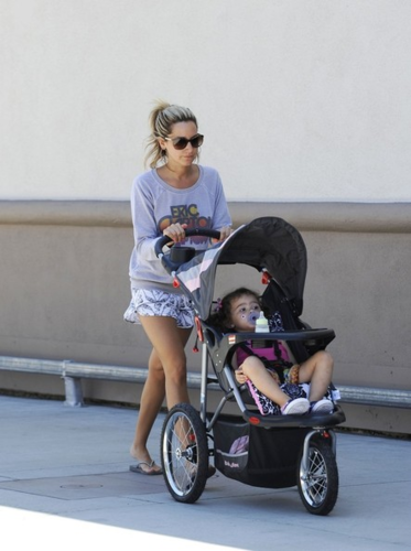  Ashley - Grocery shopping with her niece Mikayla at Trader Joe's in Toluca Lake - July 17, 2012