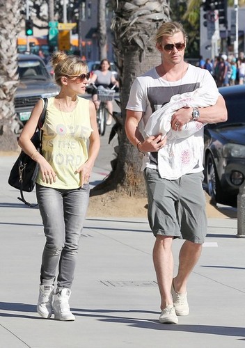  Chris Hemsworth and Elsa Pataky Take Baby India on a Walk