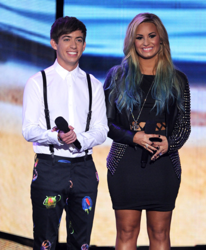  Demi - 2012 Teen Choice Awards - The montrer - July 22, 2012