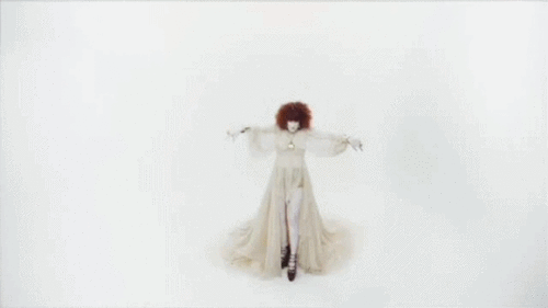  Florence Welch in 'Dog Days Are Over' musik video