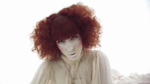  Florence Welch in 'Dog Days Are Over' musique video