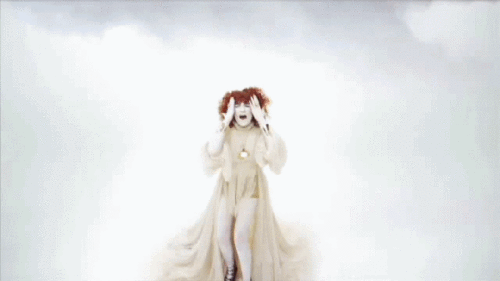 Florence Welch in 'Dog Days Are Over' muziki video