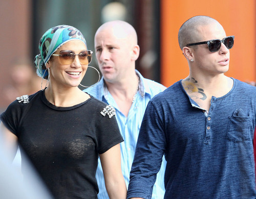  Jennifer Lopez and Casper Smart Have रात का खाना in NYC [July 22, 2012]