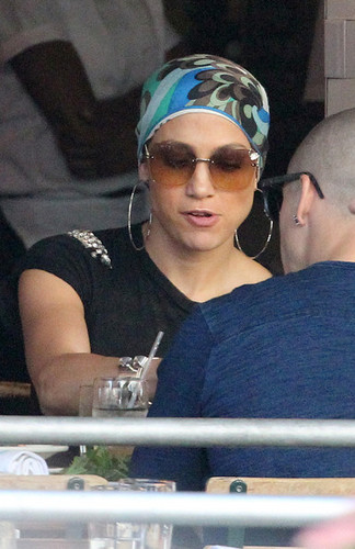  Jennifer Lopez and Casper Smart Have رات کے کھانے, شام کا کھانا in NYC [July 22, 2012]