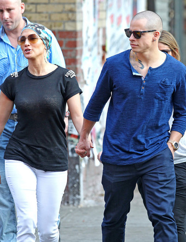  Jennifer Lopez and Casper Smart Have رات کے کھانے, شام کا کھانا in NYC [July 22, 2012]