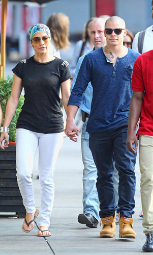  Jennifer Lopez and Casper Smart Have bữa tối, bữa ăn tối in NYC [July 22, 2012]