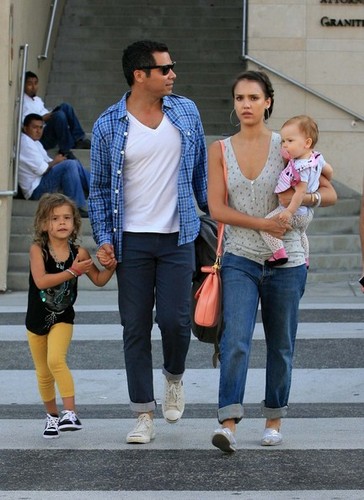  Jessica Alba And Cash Warren Take Honor And Haven To makan malam [July 21, 2012]