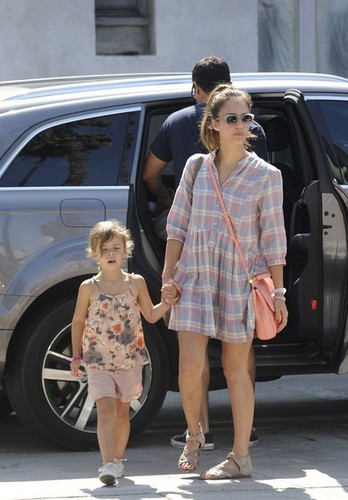  Jessica Alba and Family Get ناشتا, برونکہ [July 22, 2012]