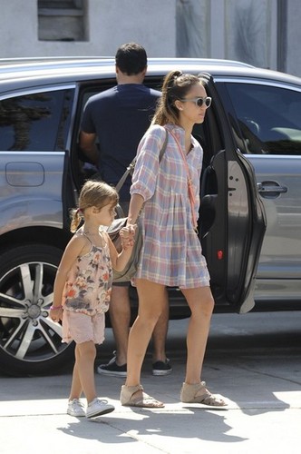  Jessica Alba and Family Get brunch [July 22, 2012]