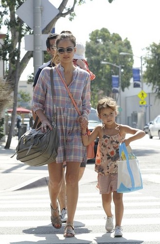  Jessica Alba and Family Get ब्रंच [July 22, 2012]