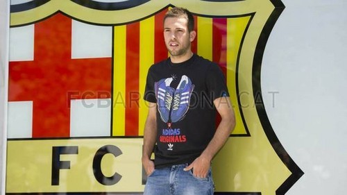 Jordi Alba arrives at the club offices