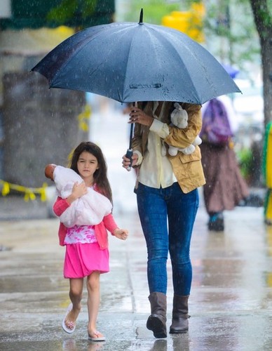  Katie Holmes and Suri Eat Out in NYC [July 20, 2012]