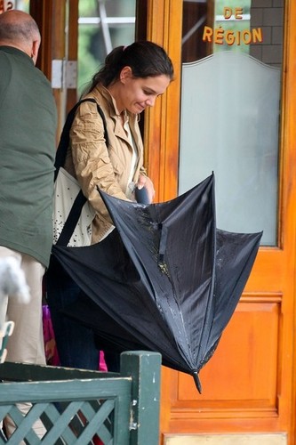 Katie Holmes and Suri Eat Out in NYC [July 20, 2012]