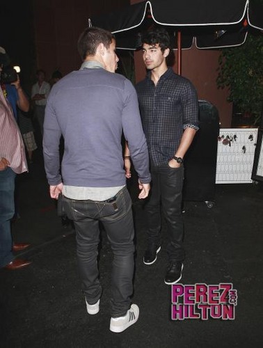  Nick and Joe Jonas out to hapunan