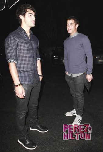  Nick and Joe Jonas out to makan malam