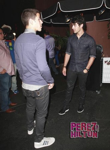  Nick and Joe Jonas out to abendessen