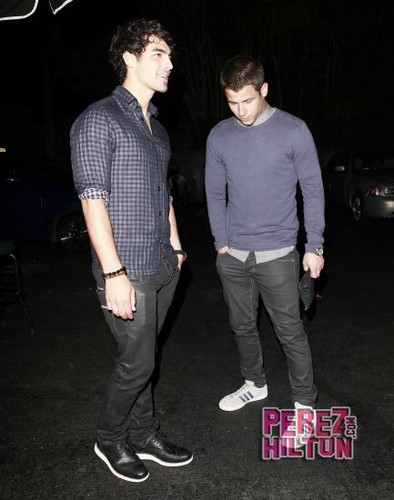  Nick and Joe Jonas out to رات کے کھانے, شام کا کھانا