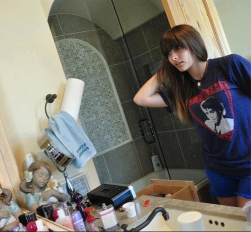  Paris in her bathroom (: